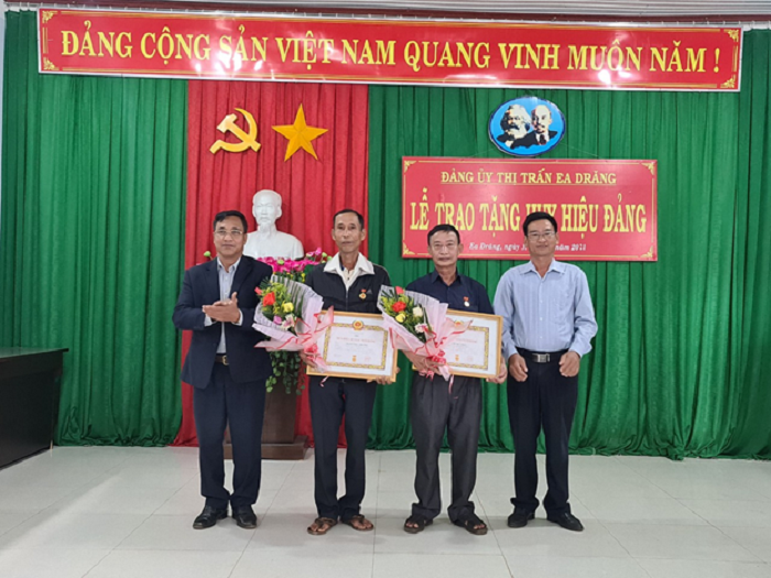 Thị trấn Ea Drăng trao huy hiệu đảng cho đảng viên